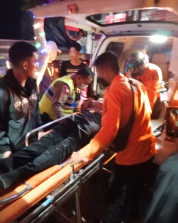 Petugas mengevakuasi korban kecelakaan ke ambulans. (IST)
