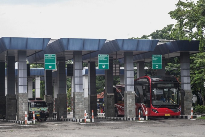 SEPI: Armada Suroboyo Bus menunggu penumpang di Terminal Osowilangon, Surabaya. (SURYANTO/RADAR SURABAYA)