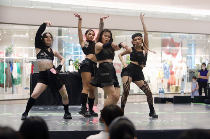 ALA KPOP: Kelompok penari tarian modern beraksi di hadapan para juri dalam dance competition yang digelar di Ciputra World Surabaya, Minggu (16/10). (ANDY SATRIA/RADAR SURABAYA)