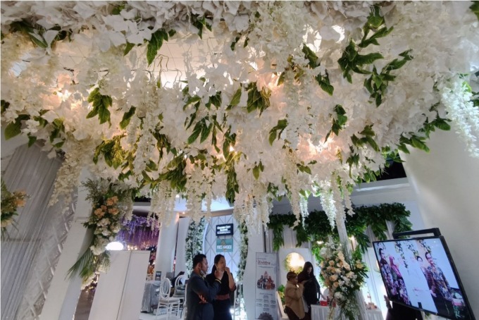 COLOR PALLETE HARUS SESUAI: Contoh dekorasi pernikahan bernuansa bunga yang saat ini menjadi tren, dalam Wedding Fair di Convention Hall Tunjungan Plaza, Jumat (21/10). (ANDY SATRIA/RADAR SURABAYA)