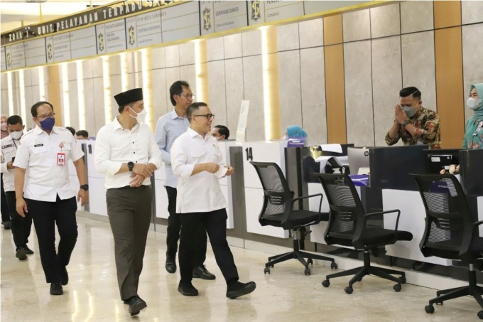 DIAPRESIASI: Menpan RB Azwar Anas didampingi Wali Kota Surabaya Eri Cahyadi dan Ketua DPRD Surabaya Adi Sutarwijono meninjau Mal Pelayanan Publik Siola, Rabu (5/10). (SURYANTO/RADAR SURABAYA)