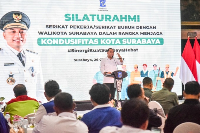 TAMPUNG MASUKAN: Wali Kota Surabaya Eri Cahyadi saat bertemu dengan perwakilan buruh di Balai Kota Surabaya, Rabu (26/10). (SURYANTO/RADAR SURABAYA)