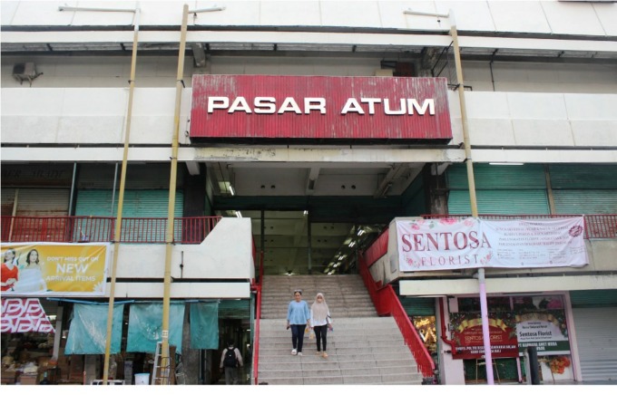 STRATEGIS: Penjual dan pembeli di Pasar Atom didominasi orang Tionghoa, itu pula yang membuat pasar ini sangat khas. (AISHA AULIA/RADAR SURABAYA)