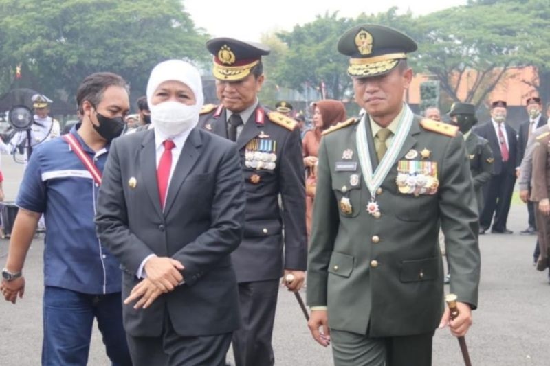 Pangdam V/Brawijaya Mayjen TNI Nurchahyanto bersama Gubernur Jatim Khofifah Indar Parawansa di sela upacara peringatan HUT TNI ke-77 di Makodam V/Brawijaya, Surabaya, Rabu (4/10/2022). (ANTARA/HO-Pendam V/Brawijaya)