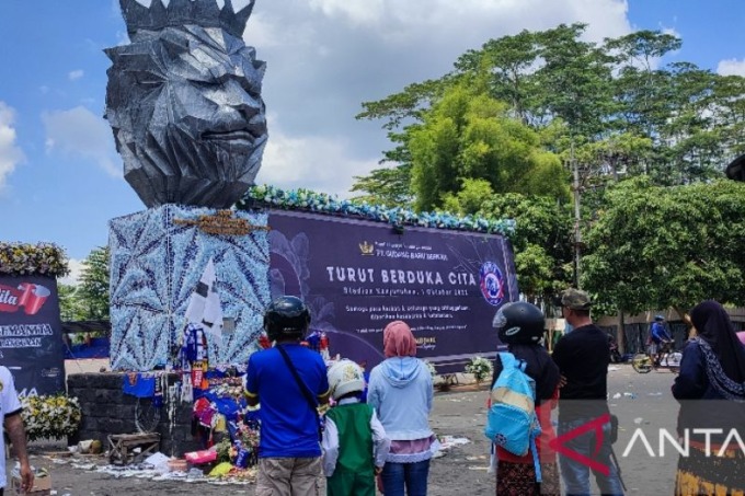 Karangan bunga untuk simpati para korban Tragedi Kanjuruhan di dekat Patung Singo Edan di kompleks stadion. (ANTARA)