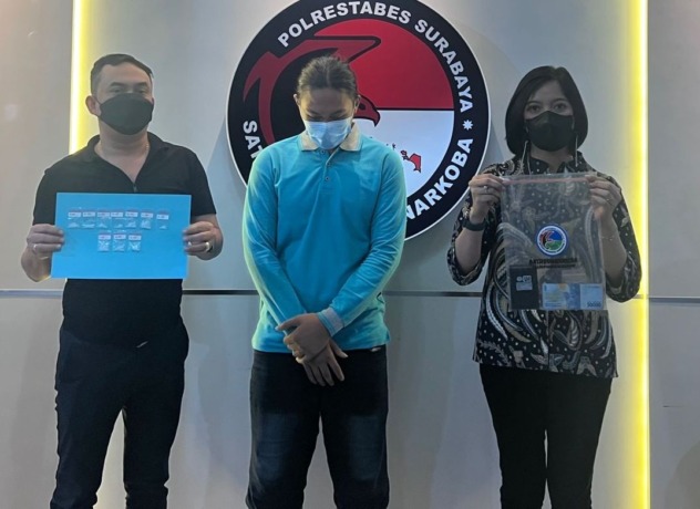 KETAHUAN: Tersangka BOF diamankan bersama barang bukti di Polrestabes Surabaya. (IST)