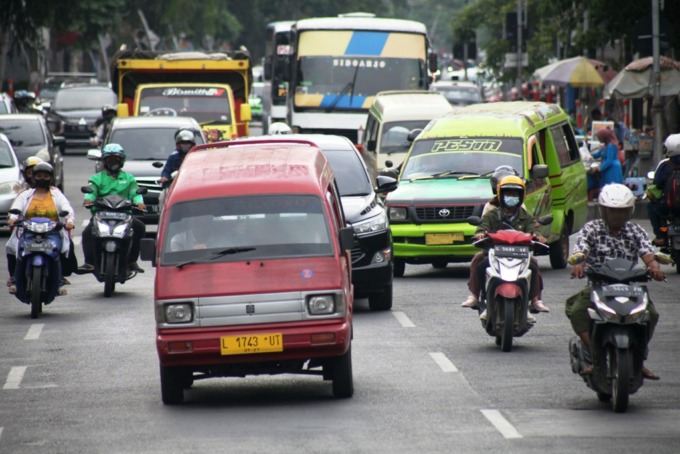 DAMPAK KENAIKAN BBM: Pemkot Surabaya resmi menyetujui kenaikan tarif angkutan umum seperti lyn, taksi dan bus kota. (SURYANTO/RADAR SURABAYA)