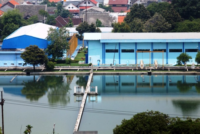 Kolam pengolahan bahan baku air bersih di PDAM Jagir Surabaya. (Suryanto/Radar Surabaya)