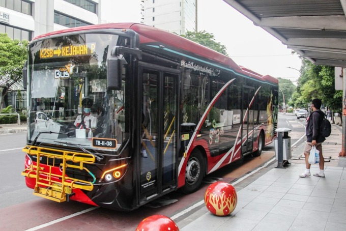 MULAI BERBAYAR: Bus Trans Semanggi saat melintas di kawasan Jalan Basuki Rahmad, Surabaya, Minggu (30/10). (SURYANTO)