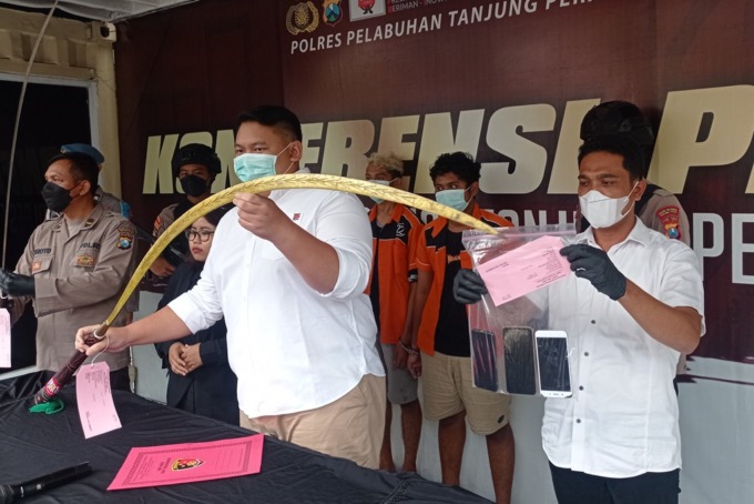 BAHAYA: Polisi menunjukkan senjata tajam (sajam) yang digunakan untuk menghabisi korban di Pantai Kenjeran, Surabaya. (SURYANTO/RADAR SURABAYA)