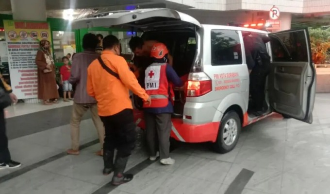 TRAGIS: Jenazah korban dievakuasi dari Kalisumo, Kelurahan Ngagelrejo, Wonokromo, Surabaya, Rabu (26/10). (ISTIMEWA)