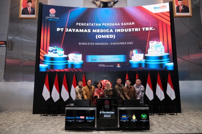 MELANTAI DI BURSA: Ki-Ka: Daniel Kurniawan, Corporate Secretary PT Jayamas Medica Industri Tbk (OneMed), Dr. Yacobus Jemmy Hartanto, MPH, President Commisioner OneMed, Sianne Soetanto, Commissioner OneMed, Dra. Herlien Sri Ariani, President Director OneMe