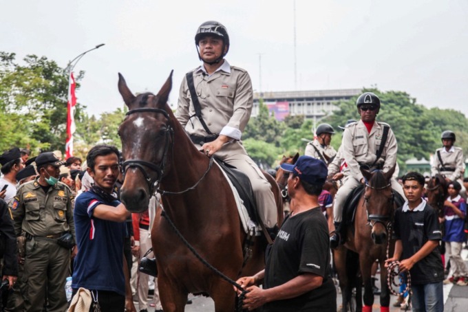 KOLOSAL: Wali Kota Surabaya Eri Cahyadi menunggang kuda saat mengikuti teatrikal dan Parade Surabaya Juang di Jalan Pahlawan, Surabaya, Minggu (6/11). (SURYANTO/RADAR SURABAYA)
