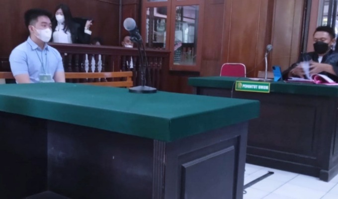 PASRAH: Marcelino Franciskus Anggana disidangkan di PN Surabaya. (IST)