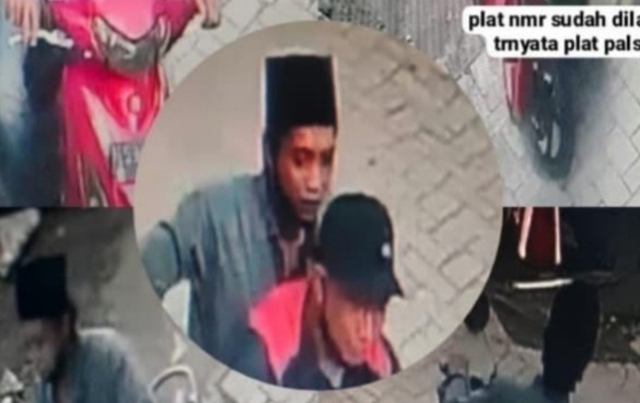 KETAHUAN: Dua bandit curanmor terekam CCTV saat beraksi di Jalan Tambak Lumpang, Surabaya. (IST)