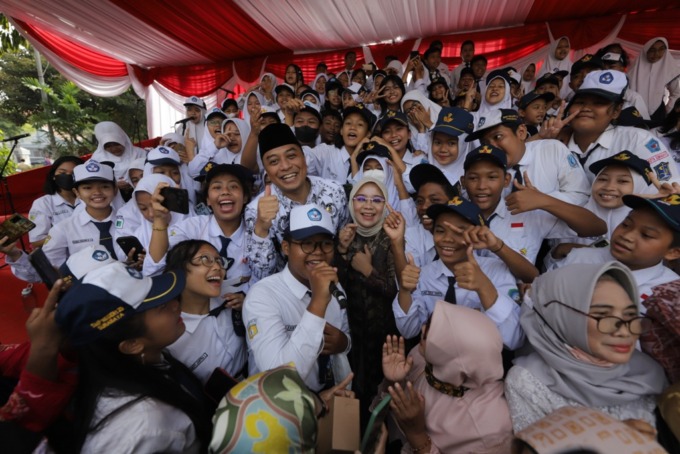 KEBERSAMAAN: Wali Kota Surabaya Eri Cahyadi bersama para siswa dan guru seusai memimpin upacara peringatan Hari Guru Nasional di halaman Balai Kota Surabaya, Jumat (25/11).  (SURYANTO/RADAR SURABAYA)