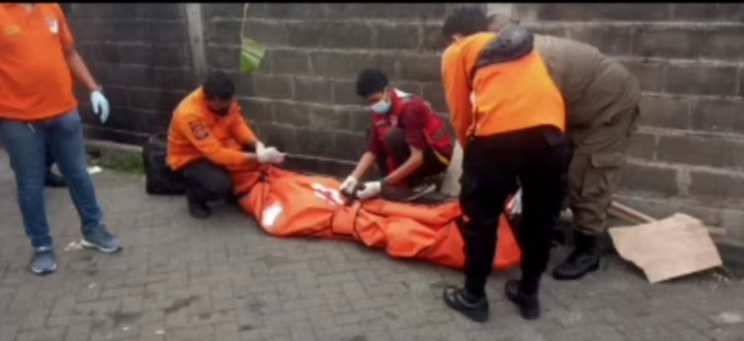 NAHAS: Petugas mengevakuasi jenazah korban di Jalan Kedung Asem, Surabaya, Senin (28/11). (IST)