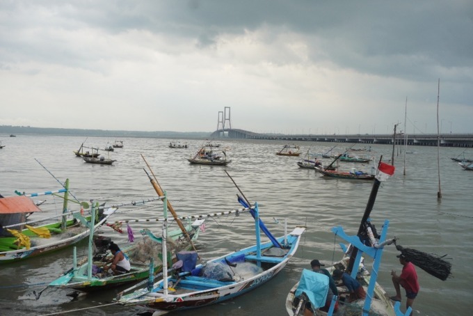 BERSAHABAT DENGAN ALAM: Perahu nelayan yang bersandar di pinggiran pantai, saat air pasang atau cuaca buruk para nelayan tak dapat melaut. (HANDRIAN NUGRAHA)