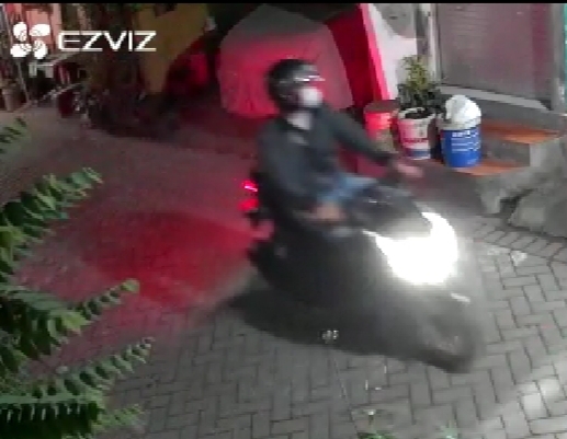 KETAHUAN: Terduga pelaku curanmor terekam CCTV saat beraksi di Jalan Wonocolo Pabrik Kulit, Surabaya. (IST)