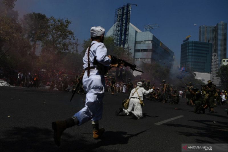 Peserta parade menampilkan aksi teatrikal pertempuran pejuang Indonesia melawan pasukan Inggris saat Parade Surabaya Juang di depan Gedung Negara Grahadi, Surabaya, Jawa Timur, Sabtu (9/11/2019). Parade tersebut digelar dalam rangka menyambut Hari Pahlawa