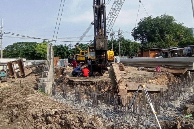 SOLUSI BANJIR: Pekerja menyelesaikan proyek pembangunan rumah pompa di Alun-Alun Contong, Jalan Pahlawan, Surabaya, Senin (31/10). (SURYANTO/RADAR SURABAYA)
