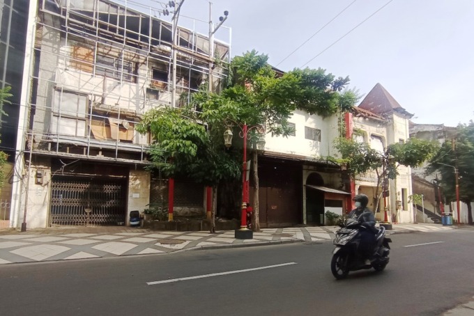 Pengendara kendaraan bermotor melintas tak jauh dari bangunan cagar budaya di Jalan Karet, Surabaya, Minggu (11/12). (SURYANTO/RADAR SURABAYA)
