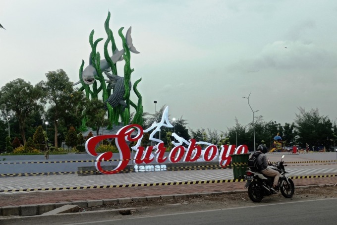 LEBIH NYAMAN DAN TERTATA: Suasana Taman Suroboyo yang ada di kawasan pesisir Bulak, Kamis (29/12). (SURYANTO/RADAR SURABAYA)
