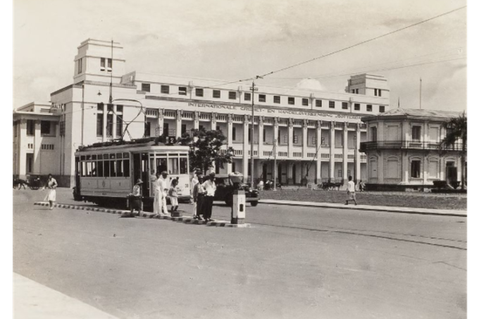 Aspal mulus di Jalan Rajawali (d/h. Heerenstraat) depan gedung Internatio sekitar awal tahun 1900-an. Saat itu trem masih melewati jalan Surabaya sebelum kemudian dihapus total pada tahun 1970-an. (KITLV)