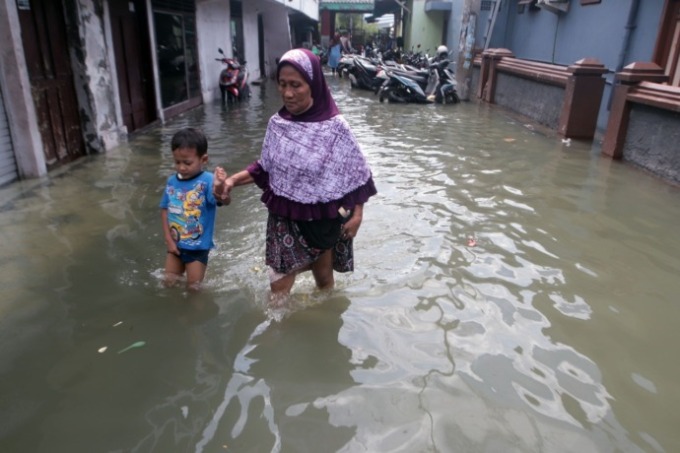 LANGGANAN: Banjir karena rob maupun perubahan cuaca menjadi salah satu kerawanan bencana yang kerap muncul jelang momen pergantian tahun. (DOK/RADAR SURABAYA)