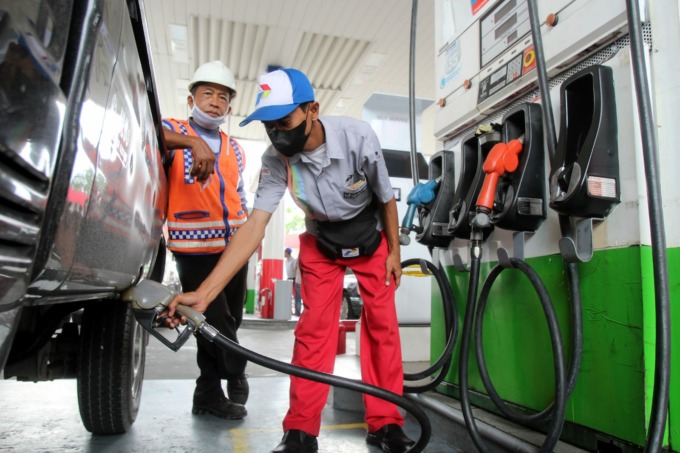 Petugas sedang melayani pembelian solar subsidi di SPBU, uji coba penerapan Subsidi Tepat secara menyeluruh/full cycle untuk produk Solar Subsidi diterapkan di 8 Kota/Kabupaten Jawa Timur. (ISTIMEWA)