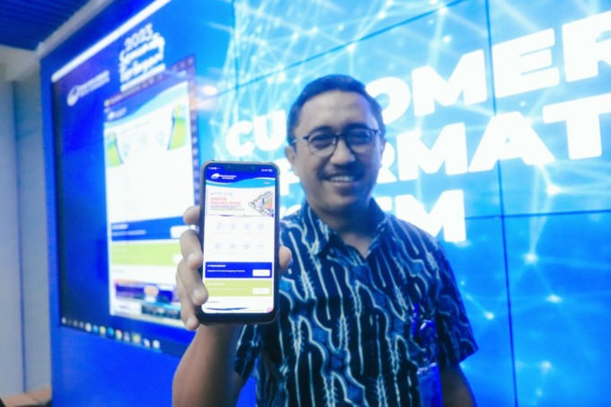 Dirut PDAM Surya Sembada Surabaya, Arief Wisnu Cahyono mengenalkan aplikasi CIS. (SURYANTO/RADAR SURABAYA)