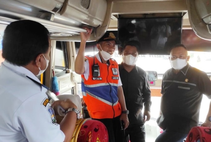 KONDUSIF: Anggota Komisi D DPRD Jatim memantau kondisi bus di Terminal Purabaya, Senin (26/12). (ISTIMEWA)