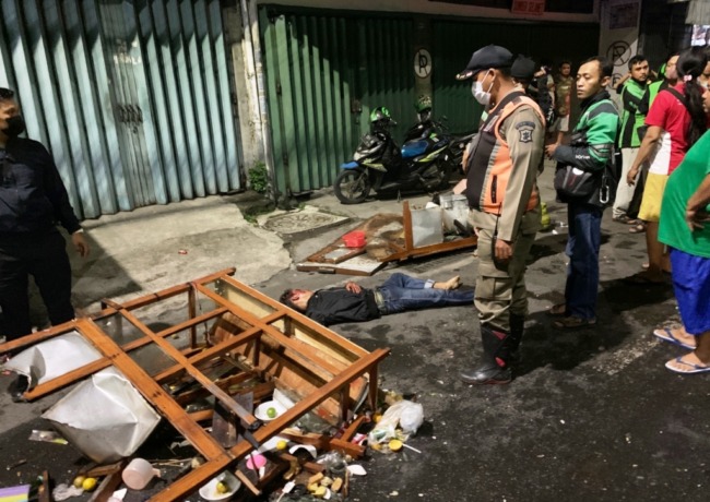 DIRUJUK KE RS: Penjual bakso terkapar setelah menjadi korban mobil boks menabrak rombong bakso di Jalan Kupang Krajan, Sawahan, Surabaya, Senin (26/12). (ISTIMEWA)