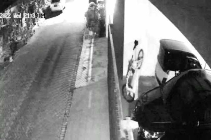 KETAHUAN: Aksi pelaku terekam kamera pengawas. (ISTMEWA)