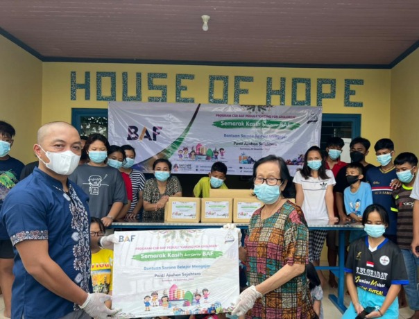 BERBAGI: Kusuma Darmawan, Area Marketing Manager BAF Dana Syariah Surabaya memberikan donasi kepada Angreni Asmoro MA, Pimpinan YPA Sejahtera House of Hope. (ISTIMEWA)