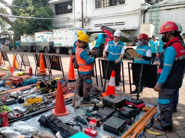 CEK PERALATAN : Paultje Manghundap mengecek peralatan pendukung Siaga Kelistrikan Natal 2022 dan Tahun Baru 2023. (ISTIMEWA)