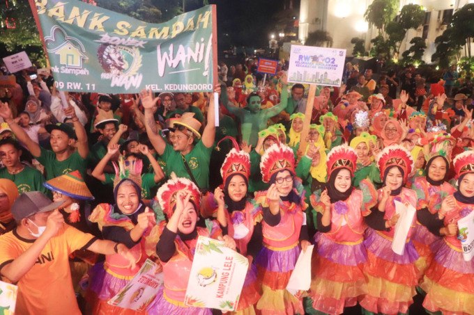 KOMPAK DAN ANTUSIAS: Para perwakilan tiap RW peserta SSC 2022 berdandan heboh dan penuh semangat saat awarding di Halaman Balai Kota Surabaya, Selasa (20/12) malam. (SURYANTO/RADAR SURABAYA)