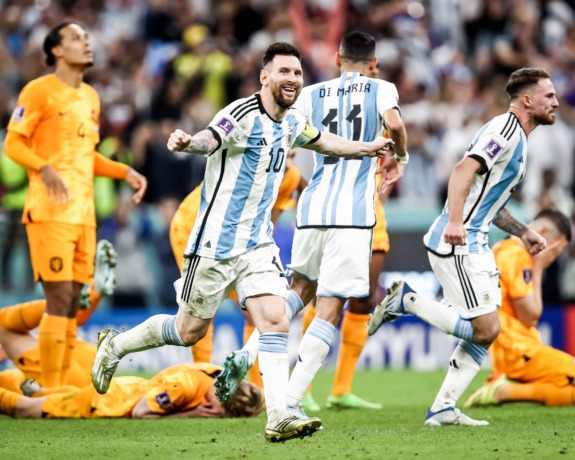 SELEBRASI: Kapten Argentina Lionel Messi bersama para pemain Tim Tango merayakan kemenangan atas Belanda pekan lalu. (ISTIMEWA/AFA)