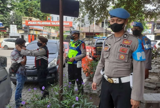JANGAN KENDOR: Operasi prokes di Jalan Perak Timur menyasar warga yang tidak pakai masker, Rabu (28/12). (ISTIMEWA)