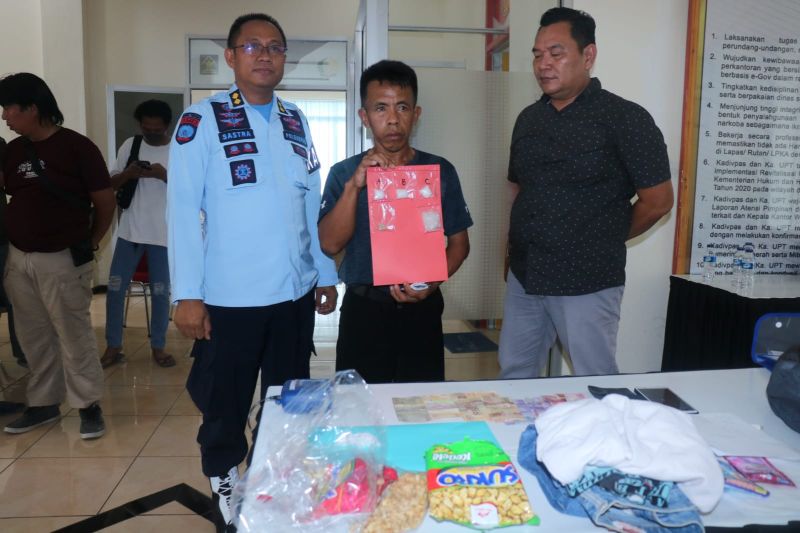 Petugas Lapas Pemuda Madiun mengamankan tersangka T yang berniat menyelundupkan sabu-sabu dan pil inex ke dalam lapas setempat dengan cara disembunyikan di anusnya. (ANTARA/HO-Humas Lapas Pemuda Madiun)