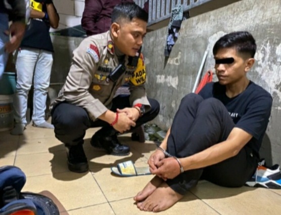 DIBEKUK: Wahyu Christian Liem diamankan anggota Mapolsek Dukuh Pakis, Surabaya. (IST)