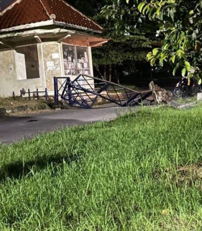 KISRUH: Sekelompok remaja merusak portal asrama ITS di kawasan Sukolilo.  (IST)