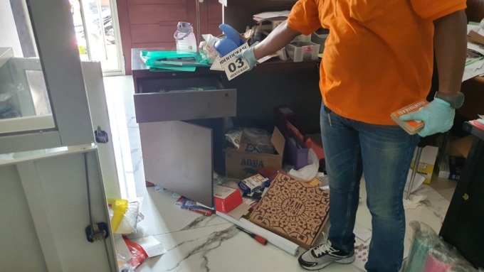 OLAH TKP: Polisi melakukan olah TKP pembobolan gudang di Sukomanunggal. (IST)