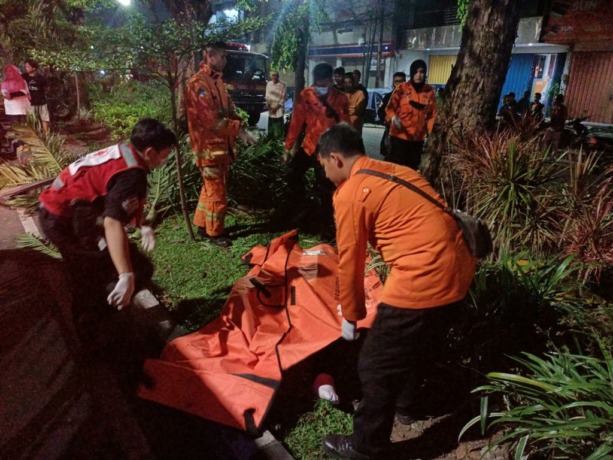 Kecelakaan tragis membuat anak di bawah umur meninggal dunia di kawasan Pasar Kembang. Korban Rocky, 13, dan Bagus, 13, keduanya warga Jalan Banyu Urip Lor, Gang Buntu, Surabaya, mengalami kecelakaan tunggal, Selasa (6/12) pukul 23.30. (IST)