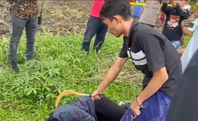 REKONSTRUKSI: Tersangka R memeragakan adegan pembunuhan di Randuagung, Lumajang. (IST)