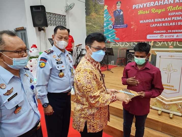 DISKON HUKUMAN: Pemberian remisi khusus kepada terpidana Kristiani di Lapas Kelas I Surabaya, Minggu (25/12). (ISTIMEWA)