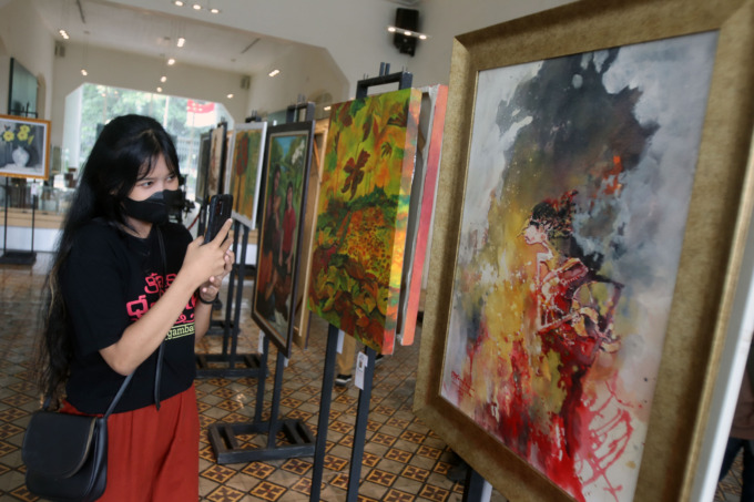 MUSEUM DAN SENI: Aime mengamati lukisan karya perupa Te Kamajaya dengan judul Sinta Obong dalam pameran lukisan Garis Gathuk yang digelar di Museum Pendidikan Surabaya, Selasa (27/12). (ANDY SATRIA/RADAR SURABAYA)