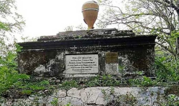 MBAH DELER: Makam Fredrik Jacob (FJ) Rotenbuhler, mantan pejabat VOC yang ada di bukit Gunungsari. (ISTIMEWA)