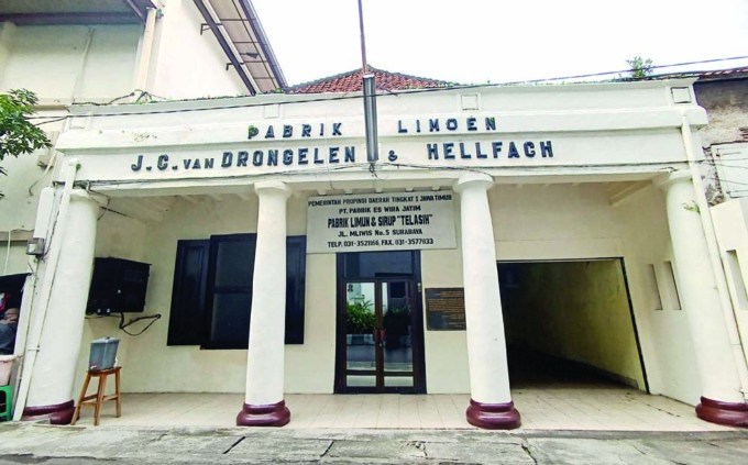 HAMPIR 100 TAHUN: Pabrik Siropen di Jalan Mliwis ini sudah beroperasi sejak 1923 dan sampai saat ini masih berproduksi. (ANDY SATRIA/RADAR SURABAYA)