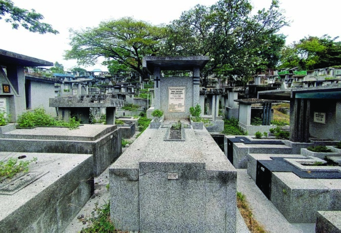 SUDAH BERUBAH: Di makam-makam Tionghoa saat ini sudah tak ditemui bong, hanya makam-makam lama yang masih ada bong. (ANDY SATRIA/RADAR SURABAYA)